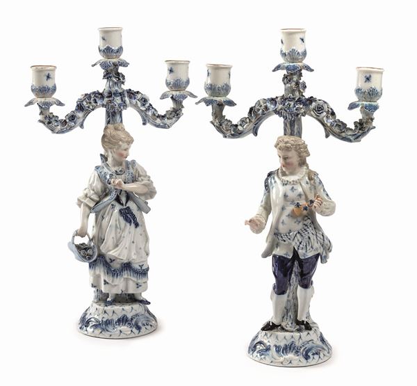 COPPIA DI CANDELABRI IN PORCELLANA