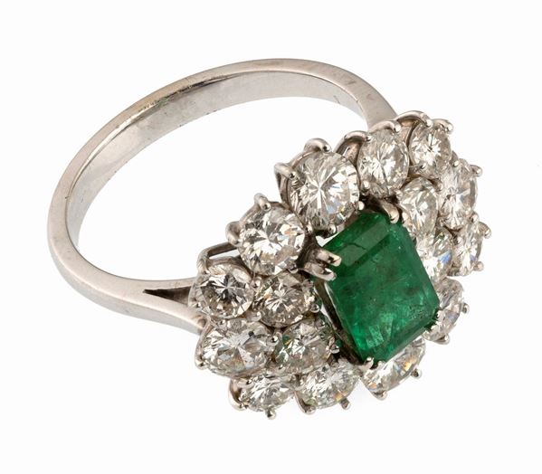 ANELLO CON SMERALDO E BRILLANTI
