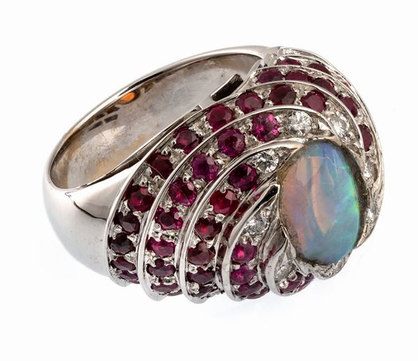 ANELLO CON OPALE, RUBINI E BRILLANTI
