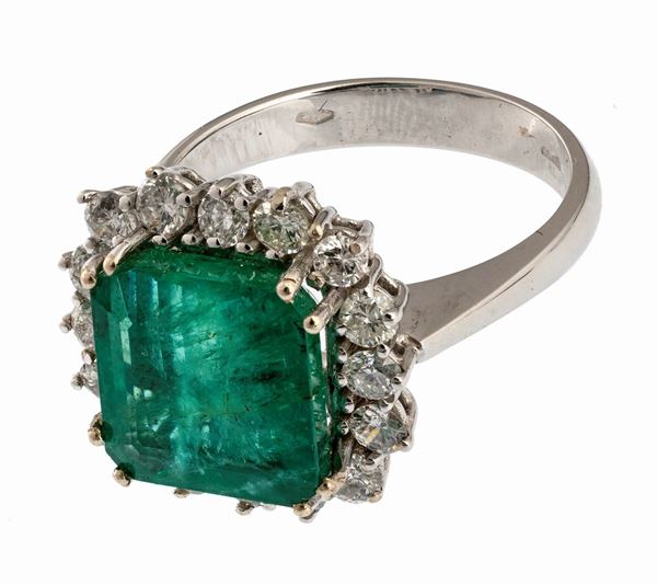 ANELLO CON SMERALDO E BRILLANTI