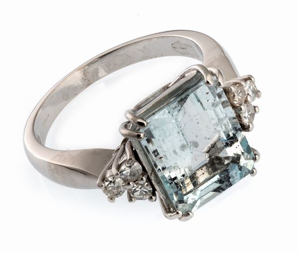 ANELLO CON ACQUAMARINA E BRILLANTI