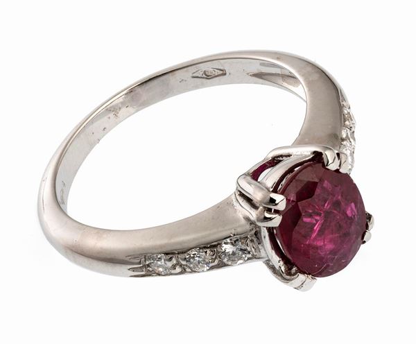 ANELLO CON RUBINO E BRILLANTI