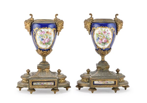 COPPIA DI VASETTI IN PORCELLANA E BRONZO, FRANCIA