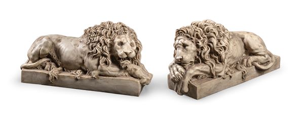 COPPIA DI SCULTURE DI STILE ROMANO DI LEONI ACCOVACCIATI