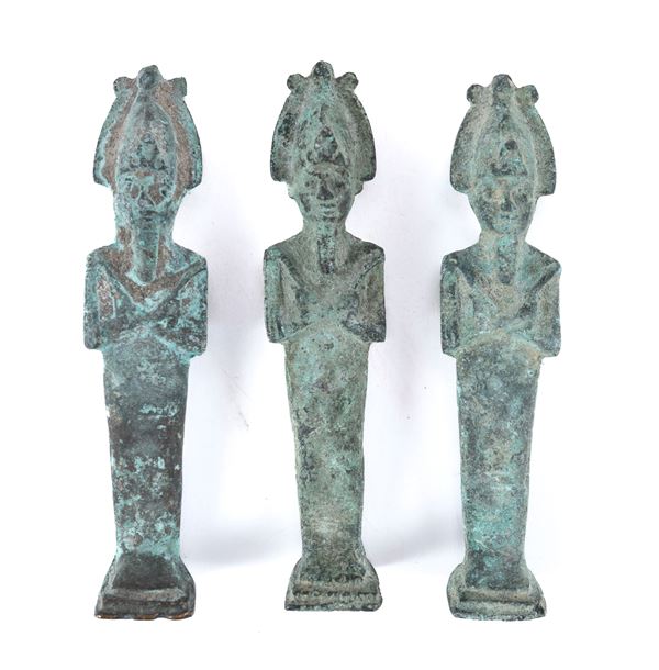 LOTTO DI TRE USHABTI IN BRONZO DI STILE EGIZIO