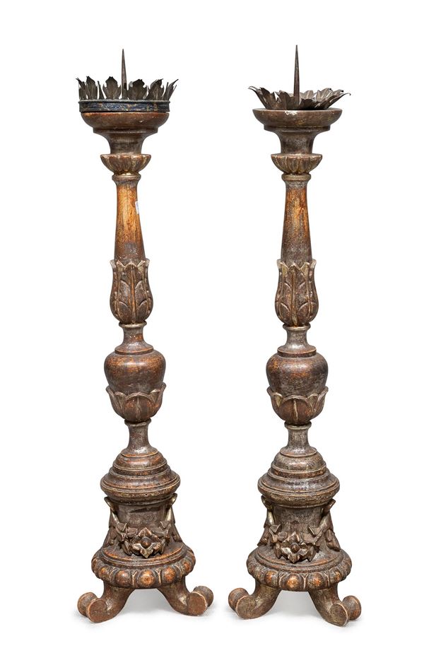 COPPIA DI CANDELIERI IN LEGNO DORATO, XVIII SECOLO