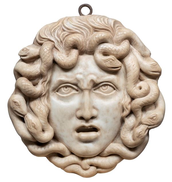 BOCCA DI FONTANA IN MARMO BIANCO A TESTA DI MEDUSA