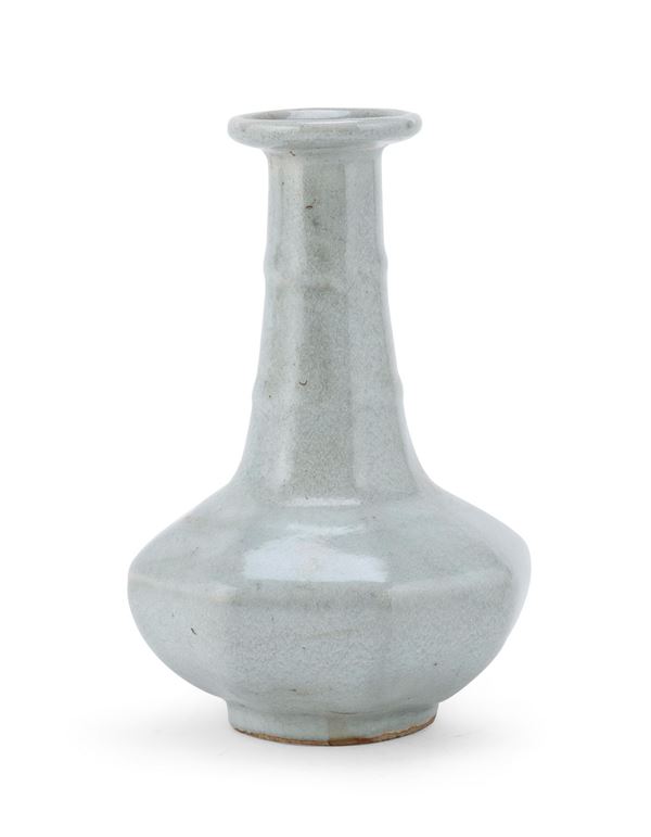 VASO IN PORCELLANA CELADON, CINA XVII SECOLO