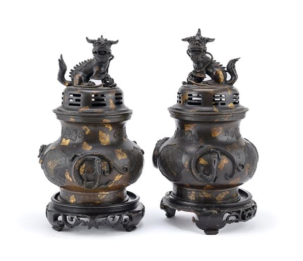 COPPIA DI INCENSIERI IN BRONZO, CINA FINE XIX, INIZIO XX SECOLO