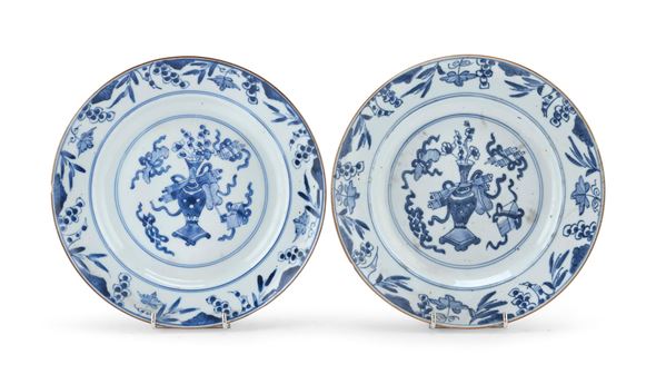 COPPIA DI PIATTI IN PORCELLANA BIANCO E BLU, CINA FINE XVIII SECOLO