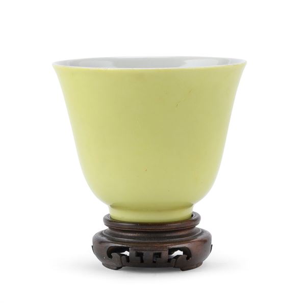 TAZZA IN PORCELLANA A FONDO GIALLO, CINA FINE XIX SECOLO