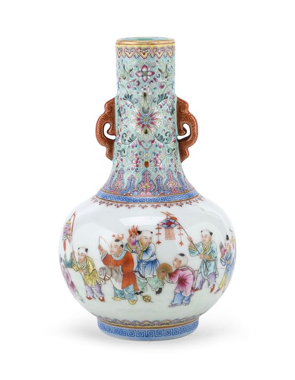 VASO IN PORCELLANA A SMALTI POLICROMI E ORO, CINA XIX SECOLO