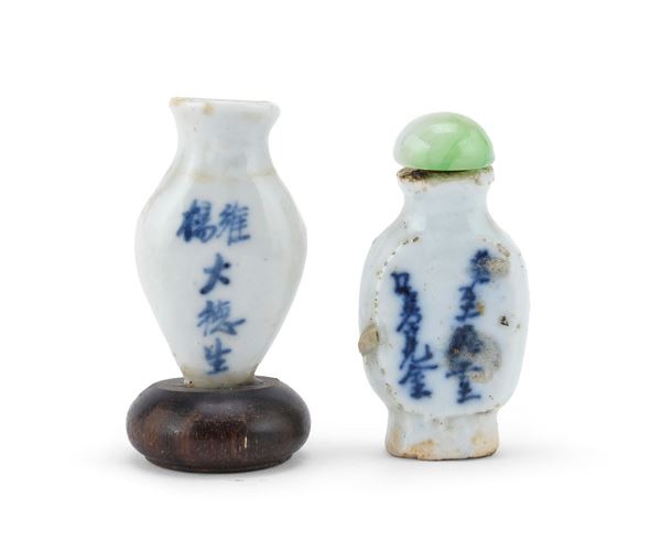 DUE SNUFF BOTTLES IN PORCELLANA BIANCO E BLU, CINA
