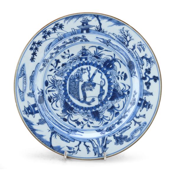 PIATTINO IN PORCELLANA BIANCO E BLU, CINA XVIII SECOLO