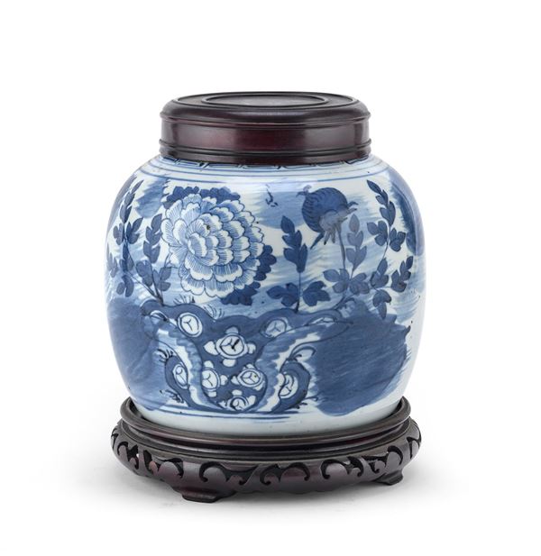 GIARA IN PORCELLANA BIANCO E BLU, CINA FINE XIX, INIZIO XX SECOLO