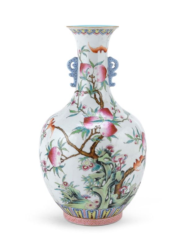 BEL VASO IN PORCELLANA A SMALTI POLICROMI, CINA