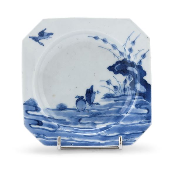 PIATTINO IN PORCELLANA BIANCO E BLU, GIAPPONE FINE XVII SECOLO