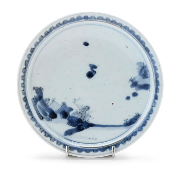 PIATTO IN PORCELLANA BIANCO E BLU, SHOKI IMARI, GIAPPONE 1630/1640