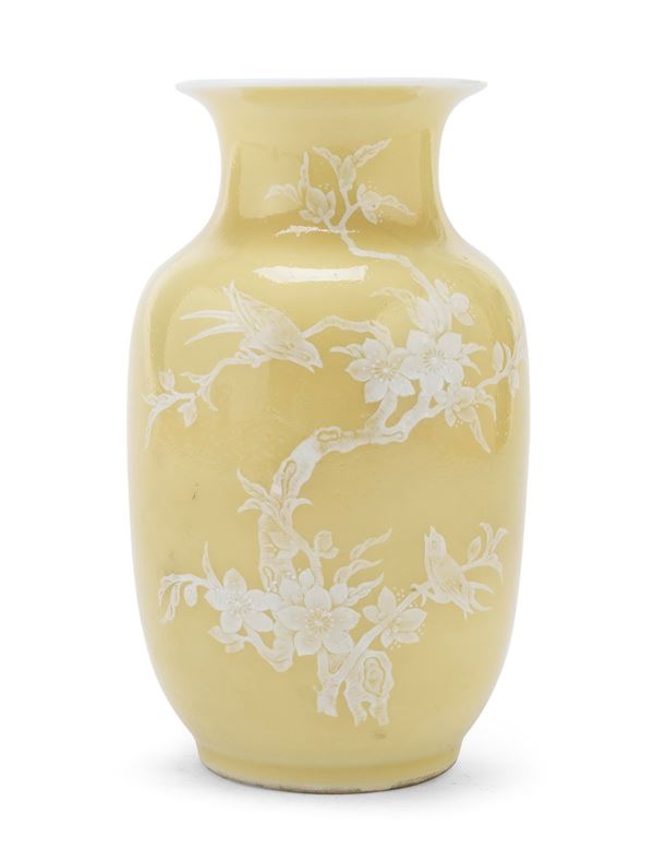 VASO IN PORCELLANA A FONDO GIALLO, CINA XX SECOLO
