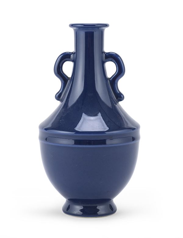 VASO IN PORCELLANA A FONDO BLU, CINA