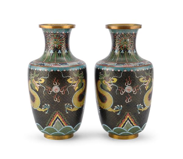 COPPIA DI VASI A SMALTI CLOISONNE', CINA