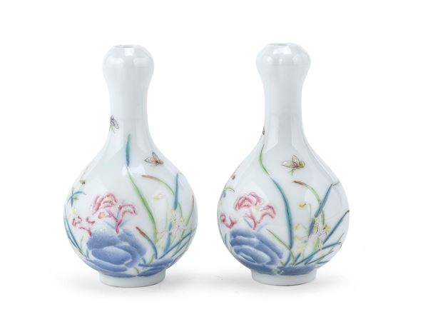 COPPIA DI PICCOLI VASI IN PORCELLANA, CINA