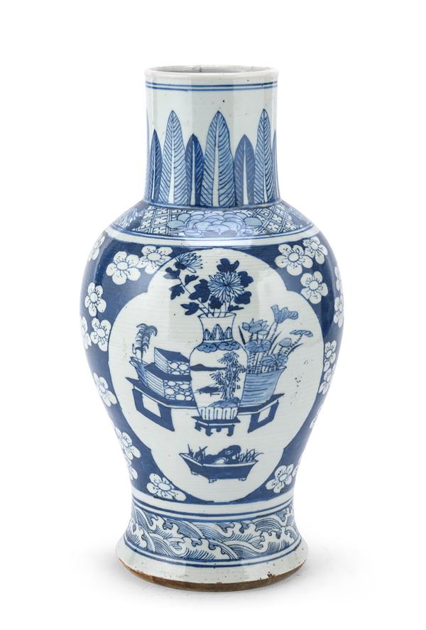 VASO IN PORCELLANA BIANCO E BLU, CINA INIZI XX SECOLO