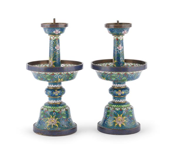 COPPIA DI CANDELIERI A SMALTI CLOISONNÈ, CINA