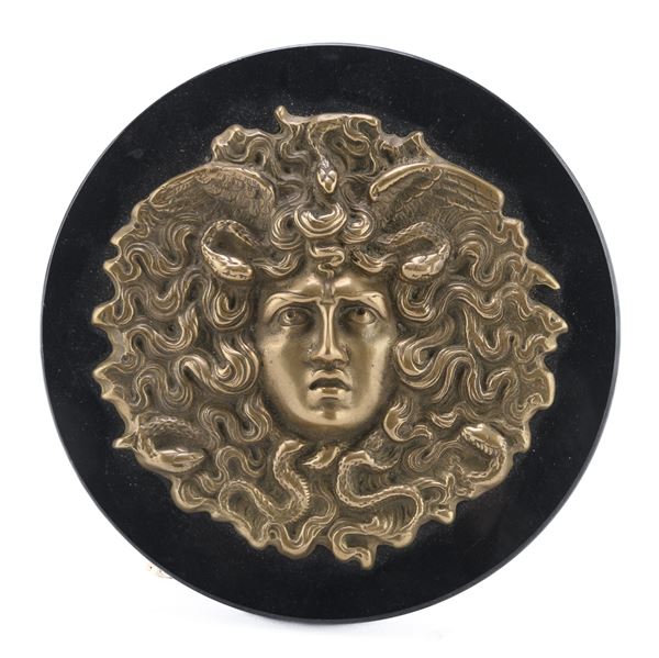 BASSORILIEVO MEDUSA IN BRONZO DORATO