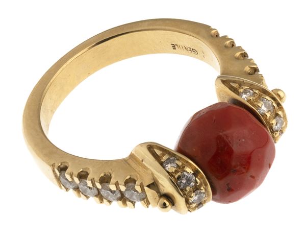 ANELLO CON CORALLO E BRILLANTI