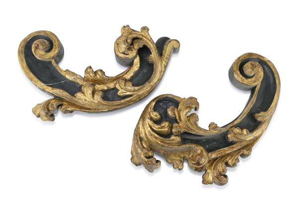 COPPIA DI FREGI IN LEGNO LACCATO, XVII SECOLO