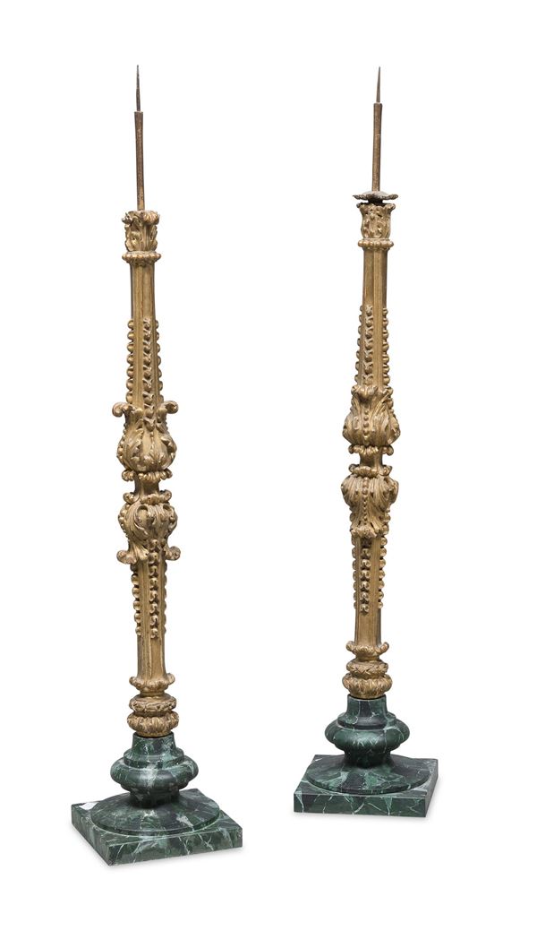 COPPIA DI CANDELIERI NEOGOTICI IN LEGNO DORATO