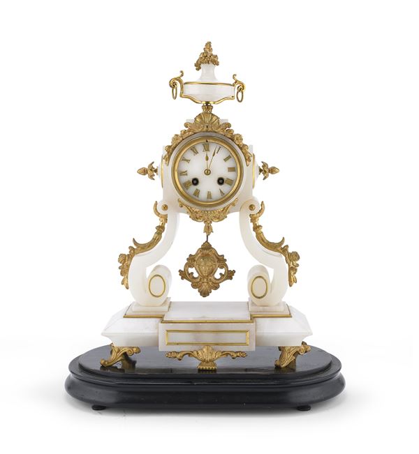OROLOGIO DA TAVOLO IN ALABASTRO, XIX SECOLO