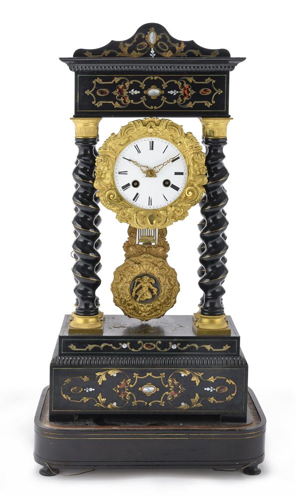OROLOGIO DA TAVOLO IN EBANO, XIX SECOLO