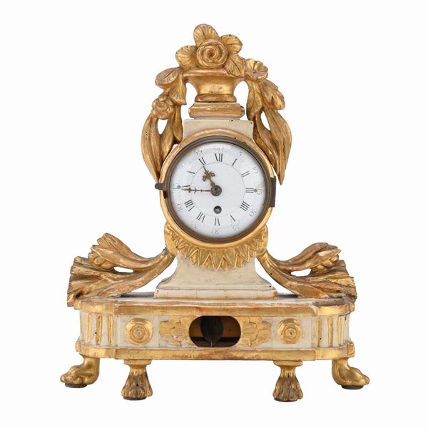 PENDOLA DA TAVOLO IN LEGNO LACCATO, FINE XVIII SECOLO