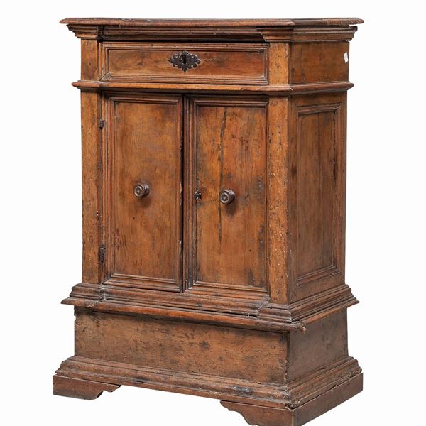 STIPO A CREDENZA IN NOCE, ITALIA CENTRALE