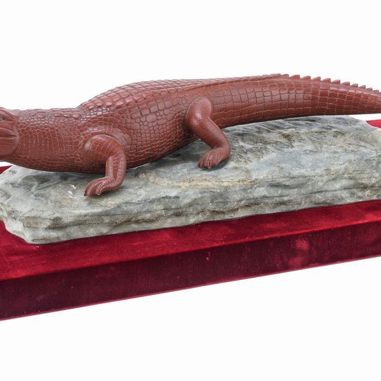 SCULTURA DI COCCODRILLO IN MARMO ROSSO ANTICO