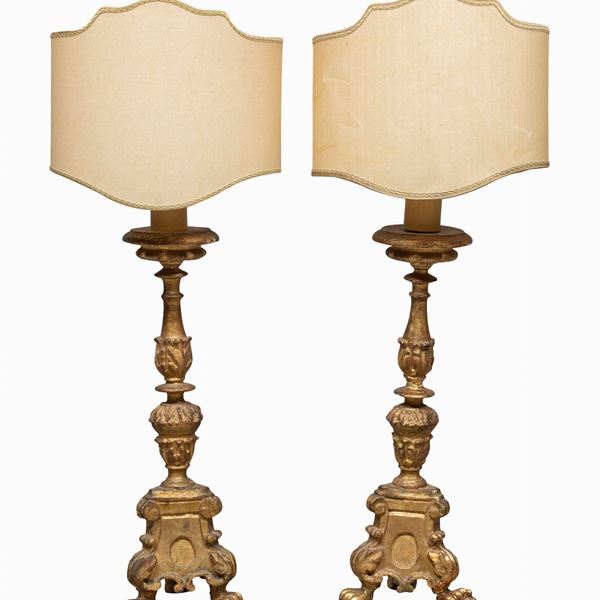 COPPIA DI CANDELIERI IN LEGNO DORATO, XVIII SECOLO