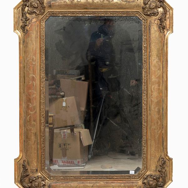 SPECCHIERA IN LEGNO E STUCCHI DORATI