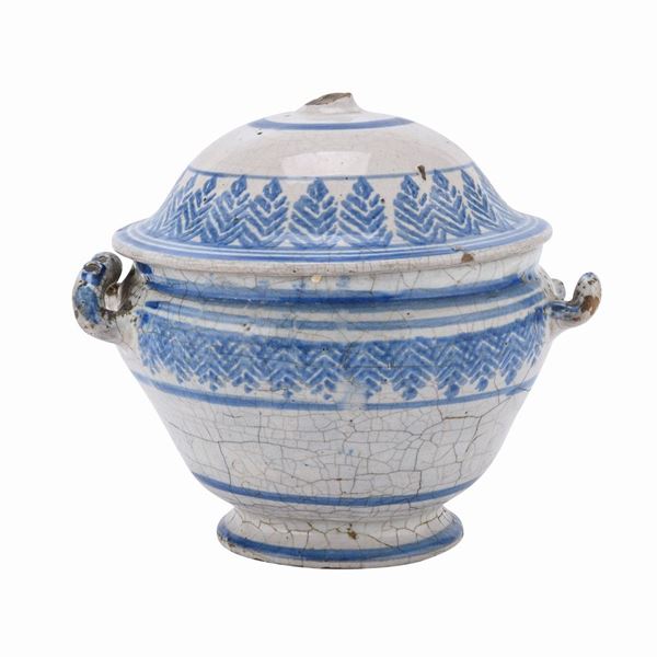 PICCOLA ZUPPIERA IN MAIOLICA, ITALIA MERIDIONALE