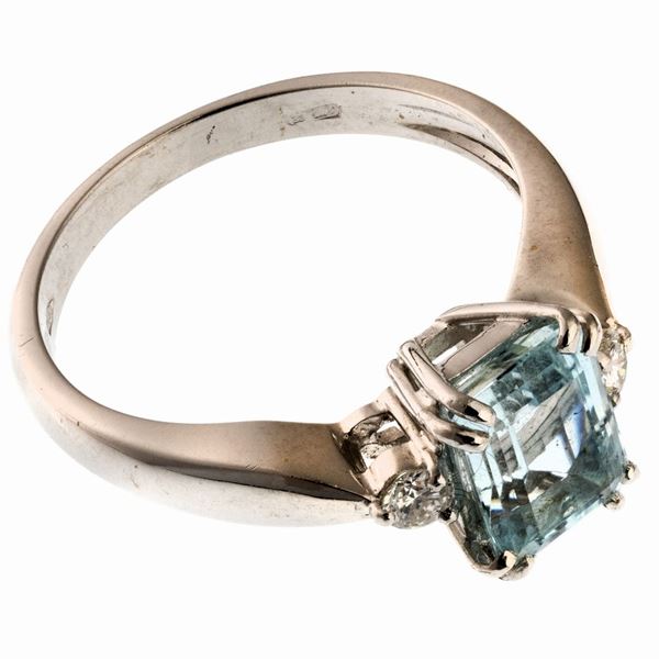 ANELLO CON ACQUAMARINA E BRILLANTI