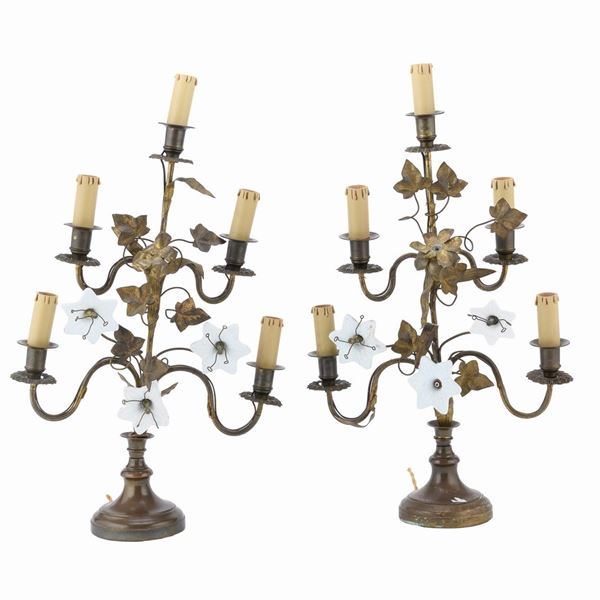 COPPIA DI CANDELABRI IN METALLO E OPALINE