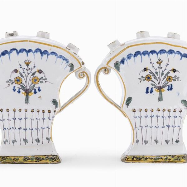 COPPIA DI FIORIERE IN MAIOLICA, PROBABILMENTE MARSIGLIA