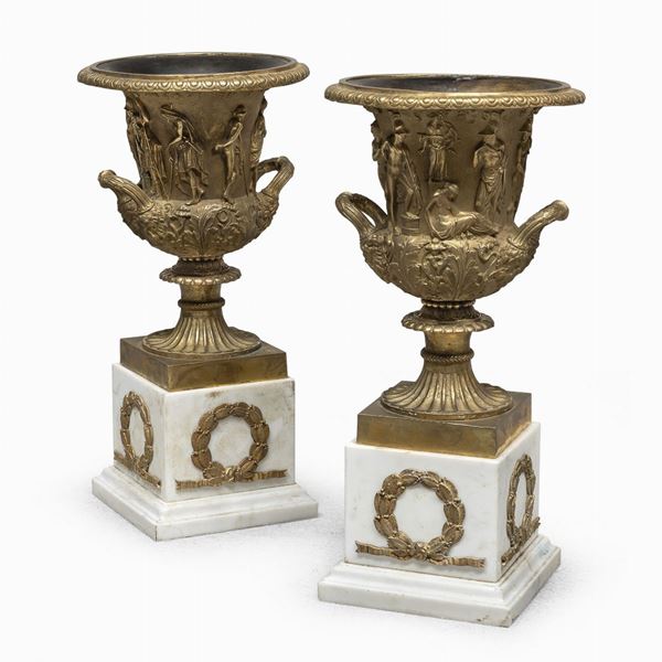 COPPIA DI VASI 'MEDICI' IN BRONZO DORATO