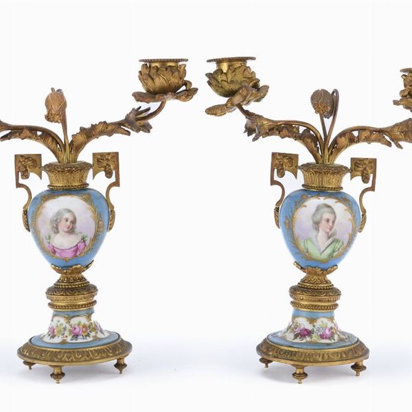 COPPIA DI CANDELABRI IN PORCELLANA, FRANCIA