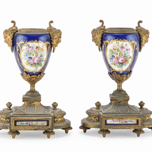 COPPIA DI VASETTI IN PORCELLANA E BRONZO, FRANCIA