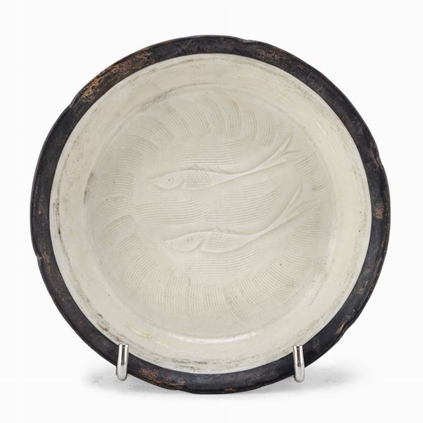 PIATTO IN CERAMICA INCAMICIATO IN RAME, CINA XII-XIII SECOLO