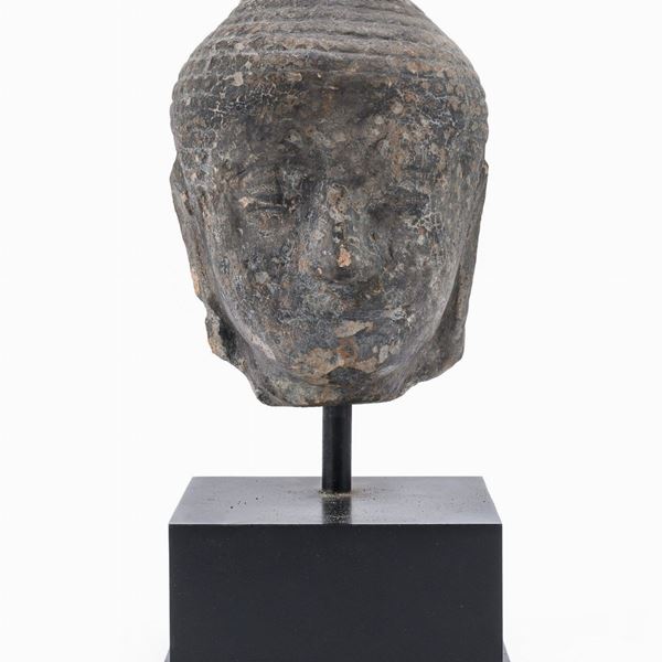 TESTA DI BUDDHA IN TERRACOTTA, CAMBOGIA XIII SECOLO