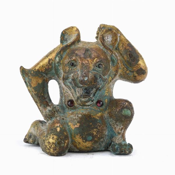 SCULTURA DI ORSO IN BRONZO DORATO, CINA XVII SECOLO