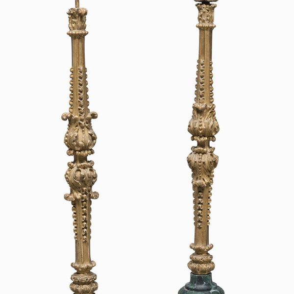 COPPIA DI CANDELIERI NEOGOTICI IN LEGNO DORATO